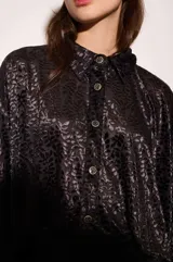 Camisa oversize de seda metalizada con diseño estampado de efecto terciopelo, hombros caídos, mangas murciélago amplias y cierre frontal con botones.