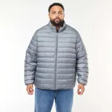 Campera ligera acolchada de color gris, con cuello alto, cierre frontal y bolsillos laterales.