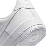 Championes Nike Air Force 1 07, color negro, con diseño clásico de caña baja, confeccionados en cuero sintético con perforaciones en la puntera para mayor ventilación y suela de goma resistente.