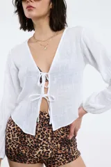 Camisa marrón de manga larga con lazo en el frente.