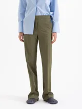 Pantalón de corte recto confeccionado en tela sastrera, con cintura de cuero vacuno, raya marcada en el centro de las piernas y bolsillos laterales.