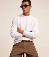 Buzo azul marino de algodón texturizado, con cuello redondo y mangas largas con puños ajustados.