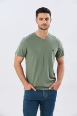 Remera básica azul marino de manga corta, con escote en V, calce cómodo y detalle de logo bordado en el pecho.