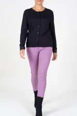 Pantalón de corte chupín en color violeta, con bolsillos delanteros funcionales y falsos bolsillos traseros. Presenta cierre frontal con botón y costuras reforzadas.