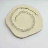 Collar corto de cuentas irregulares de cuarzo cristal transparente, con terminaciones en acero y baño de oro.