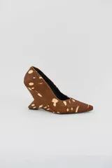 Zapatos de tacón tipo cuña marca Mari, color negro con estampado de lunares blancos, diseño de punta fina y taco corrido escultural.