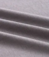 Remera gris de manga corta con cuello redondo, confeccionada en algodón peruano. Presenta un pequeño estampado en el pecho con diseño de ola y la inscripción 'Good Times Sun & Chill Club'.