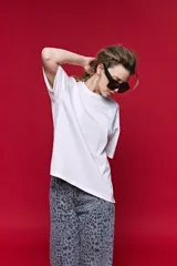 Remera de algodón con corte boxy fit, silueta amplia, hombros caídos y aberturas laterales.