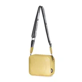 Bandolera cuadrada color amarillo, con relieve frontal que forma el texto "TRDY". Correa ajustable de tela con estampado repetitivo de la palabra "TRENDY" en blanco y negro.