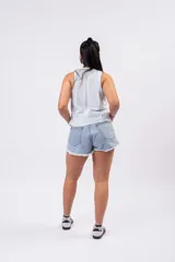 Short de denim celeste claro, de tiro medio-alto, con lavado clásico y dobladillo desflecado.