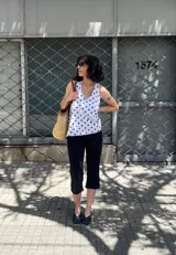 Top halter reversible con escote en V, confeccionado en tela estampada.