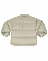 Campera puffer de nylon acolchada color beige, con cuello alto y cierre frontal. Presenta el logo de la marca Mistral estampado en el pecho.