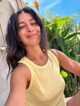 Top sin mangas de color amarillo, confeccionado en tejido de punto acanalado con cuello redondo y terminaciones delicadas.