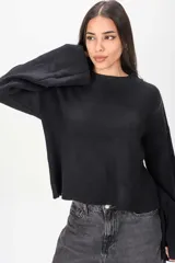 Sweater de tejido de punto color marrón, con cuello redondo y mangas largas anchas de tipo acampanado.