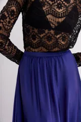 Falda larga azul cobalto, corte evasé con cintura elastizada y caída voluminosa.