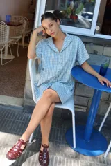 Vestido corto amarillo a cuadros blancos, con cuello mao, botones a tono, logo bordado a contratono en el frente y corte oversized.