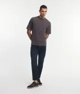 Pantalón slim de jean azul oscuro para hombre, con trabillas en la cintura y bolsillos funcionales.