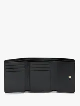 Billetera trifold de Tommy Hilfiger en color negro, confeccionada en poliuretano con acabado texturizado. Presenta un diseño plegable con solapa frontal y el logo metálico TH en tono dorado en el centro.