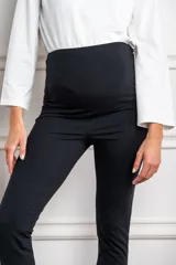 Legging maternal negro de algodón y elastano, tiro alto y calce ajustado.