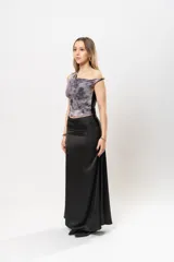 Falda larga negra de satén, con cierre lateral.