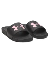 Sandalias Under Armour color negro con detalle de logo rosado en la tira ancha superior, de diseño cómodo y anatómico para uso diario o deportivo.