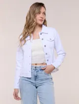 Campera de jean Baccini de color celeste claro, con cuello solapa, cierre frontal con botones metálicos, bolsillos en el pecho y ruedo con terminación desflecada.
