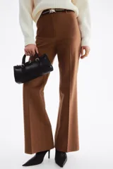 Pantalón bootcut color marrón, tiro alto, con pliegues frontales y cinturón elástico incluido con hebilla metálica redonda.