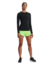 Short deportivo Under Armour, diseñado para running, en color verde neón con detalles en negro. Presenta un corte con bajo cruzado, cintura elástica con cordón interno, paneles de malla para ventilación y logo reflectante en el frente.