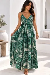 Vestido largo blanco con tirantes finos, escote en V con detalles de encaje y estampado barroco en tonos azules, amarillos y verdes.