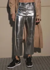 Pantalón capri semi oxford plateado, de ecocuero, tiro medio-alto, con botón metálico níquel y bolsillos traseros.