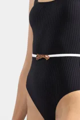 Malla entera negra con escote cuadrado y cinturón blanco con dije de tigre.