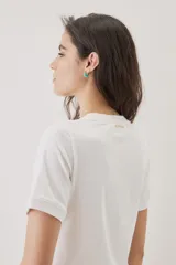 Remera básica de corte clásico con cuello redondo, mangas cortas y calce relajado, ideal para el uso diario.