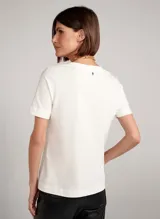 Remera blanca de tejido de punto con escote en pico y mangas cortas.