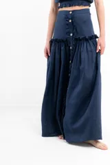 Falda larga azul marino de lino con botones frontales y volados.