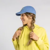 Gorro tipo cap color azul con bordado frontal en color amarillo con la frase Have a good day.