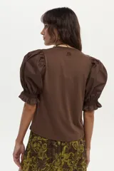 Blusa marrón con cuerpo de jersey y mangas abullonadas de algodón con detalles de punto smock en los puños.