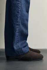 Bota de cordones tipo derby de la colección especial Aaron Levine x Zara, confeccionada en piel con acabado en serraje de color marrón. Cuenta con horma redonda, forro y plantilla interior de piel, y suela de goma Vibram.