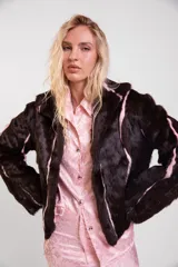 Chaqueta de piel sintética en color marrón con detalles de líneas rosadas, de corte entallado y manga larga.