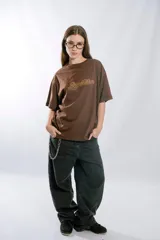 Remera de jersey color marrón con bordado frontal y trasero.