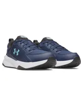 Championes de entrenamiento Under Armour modelo Charged Edge, color azul marino con logo en celeste y entresuela blanca. Presentan una combinación de malla transpirable con revestimientos de cuero y material sintético para mayor estabilidad, plantilla Ortholite y suela de goma resistente.