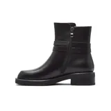 Bota corta de cuero negro con taco bajo cuadrado y detalle de tira decorativa con hebilla metálica en el tobillo.