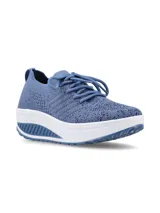Championes Hush Puppies modelo Amaze, color azul, confeccionados en tejido flyknit transpirable con efecto guante. Presentan suela de plataforma blanca con diseño estriado y plantilla de tecnología memory foam para mayor amortiguación.