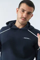 Buzo canguro de algodón color azul marino, con capucha ajustable mediante cordones blancos, manga larga y logo de la marca Mistral estampado en el pecho.