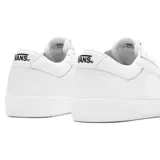Championes Vans Lowland color blanco, de cuero sintético, con logo lateral en forma de V y suela de goma.