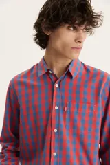 Camisa de hombre Levi's de manga larga con estampado de cuadros rojos y azules, cuello clásico y bolsillo en el pecho.