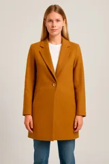 Tapado de corte recto y diseño minimalista, con solapas clásicas, cierre frontal de un solo botón y bolsillos laterales insertados.