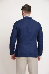 Blazer azul marino de doble botonadura, con solapas de muesca, bolsillo de parche en el pecho con pañuelo estampado y bolsillos de parche en la parte delantera.