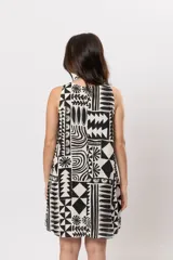 Vestido corto sin mangas con silueta acampanada y cuello cerrado, con estampado geométrico en blanco y negro.