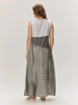 Vestido largo sin mangas de corte recto, con diseño en bloques de color horizontal que combina gris claro en la parte superior, una franja marrón en el centro y una falda mostaza con efecto desgastado.