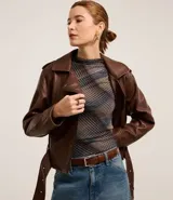 Blusa de tul de manga larga con cuello alto y estampado de cuadros escoceses en tonos marrones, azules y grises.